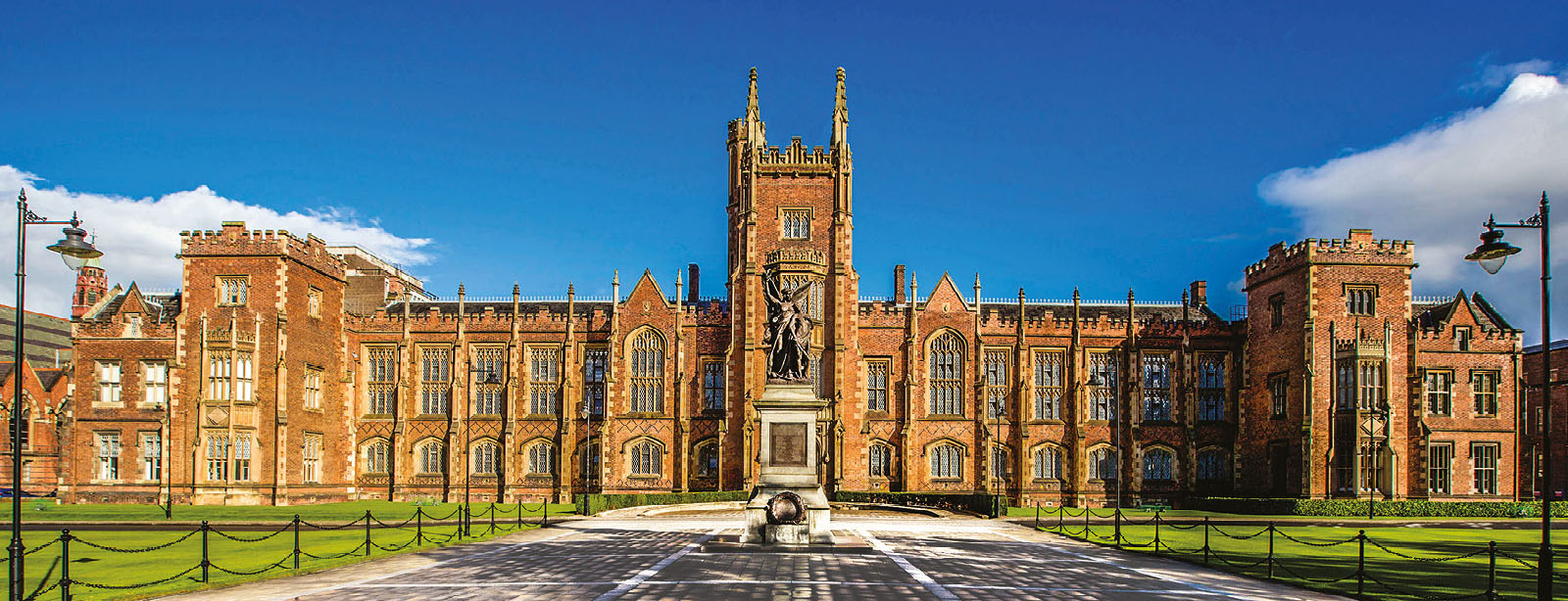 11 Reasons International Students Choose Queen’s University Belfast for Studying Abroad!